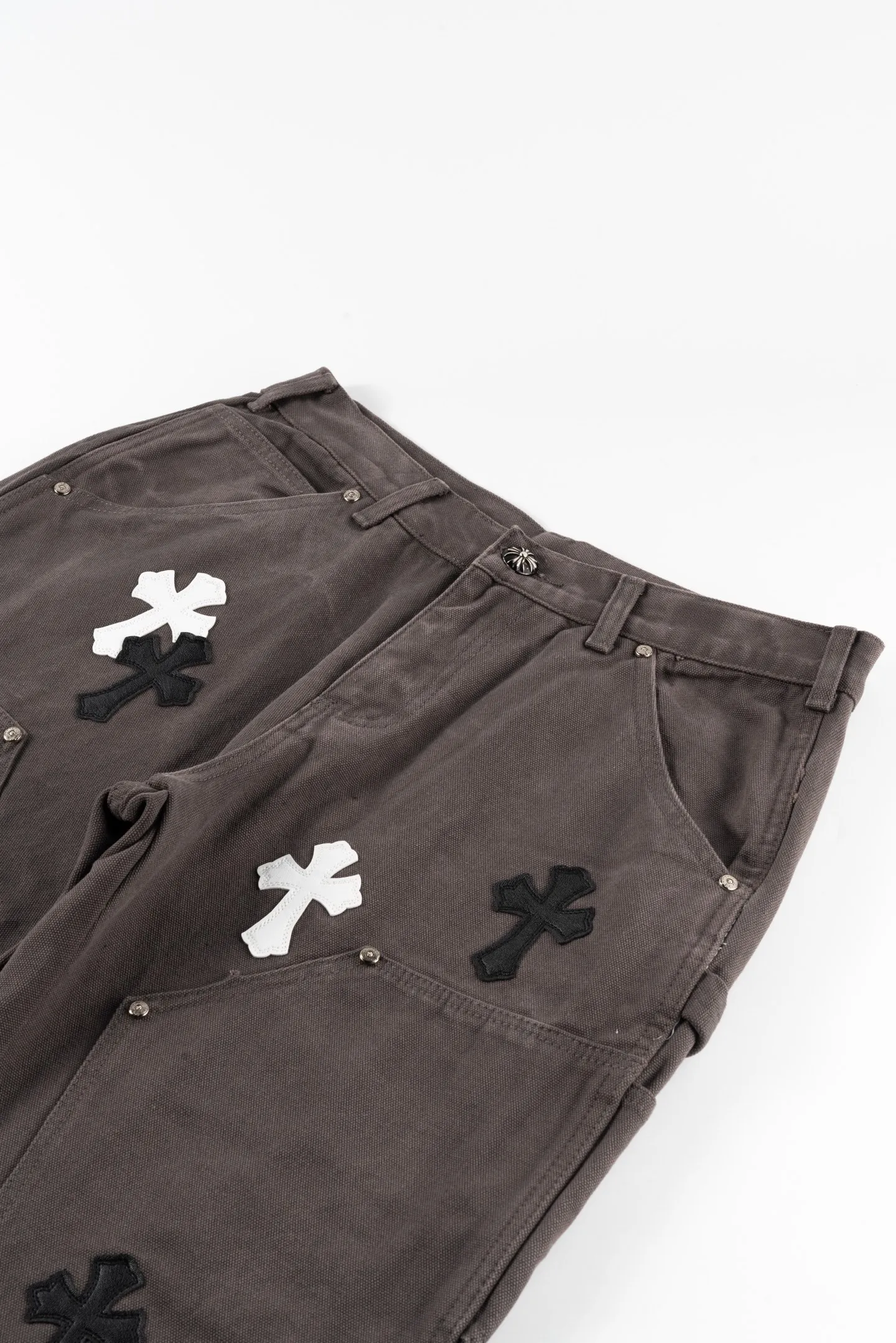 P250 Chrome Hearts Matty Boy Sex Records Patchwork leather workwear high street jeans It is well known that chromehearts jeans use vintage Levis jeans as the base for their creations. They usually add their own unique silver buckles and silver ornaments, plus patchwork embellishments. This is what doubles the value of these vintage jeans. Because the base is vintage jeans, the jeans themselves have become very soft and comfortable after years of baptism. This can be distinguished from ordinary jeans. Regarding the size, you should also refer to the pants data. Style number: 1636# Color: Gray Size: 28 30 32 34 36